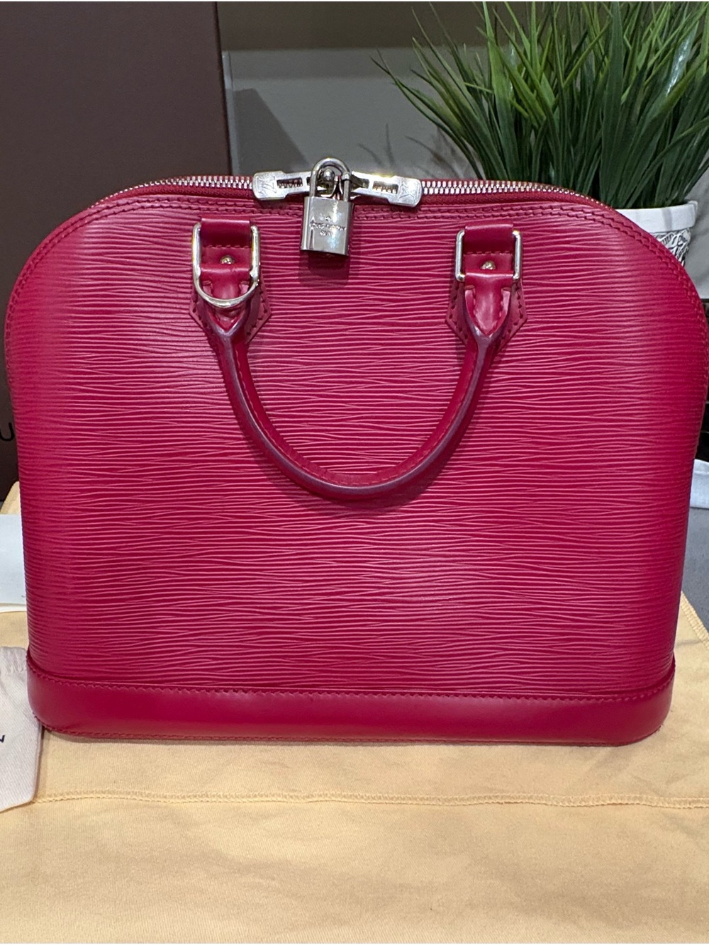 Louis Vuitton Alma PM Epi Fuchsia Satchel Top Handle Bag - Excellent condition - Picture 3 of 16